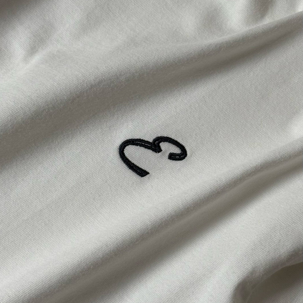 T-shirt crop bianca con cuciture a contrasto