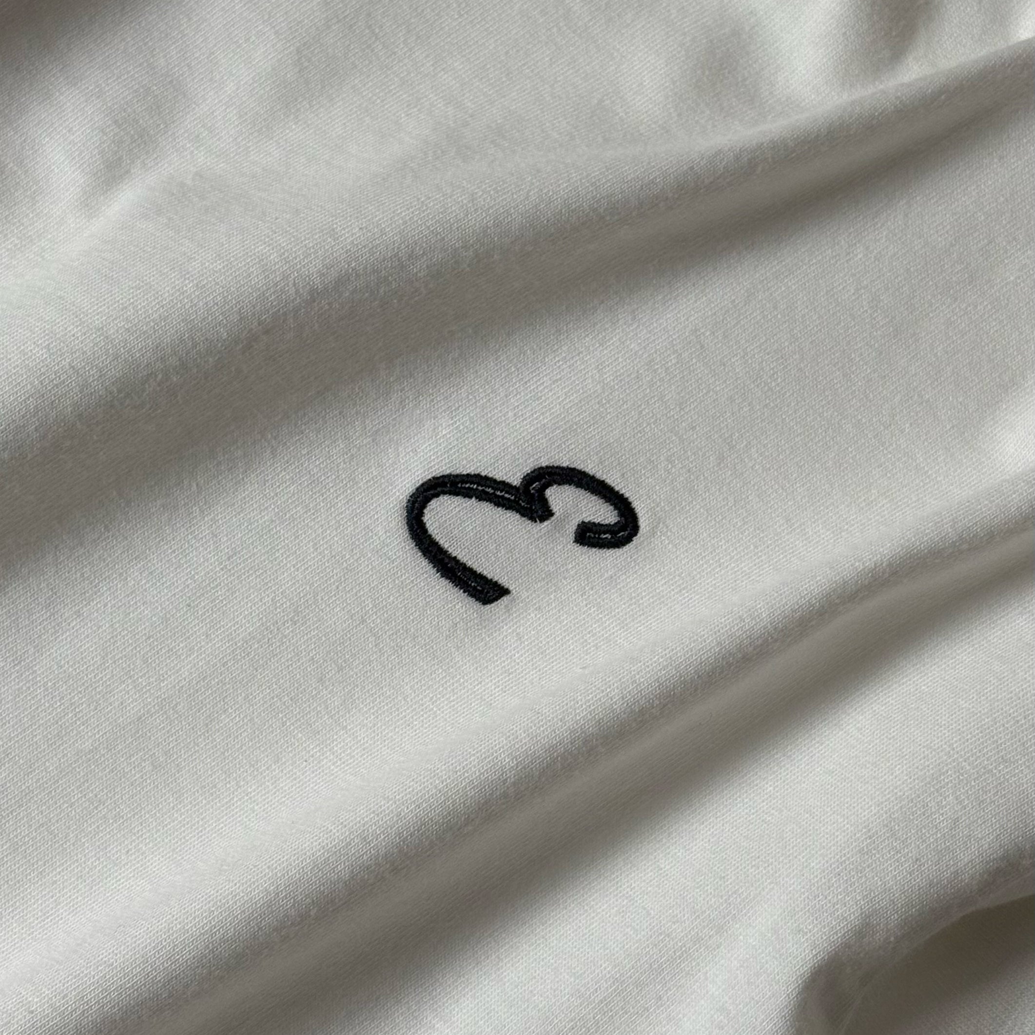 T-shirt crop bianca con cuciture a contrasto