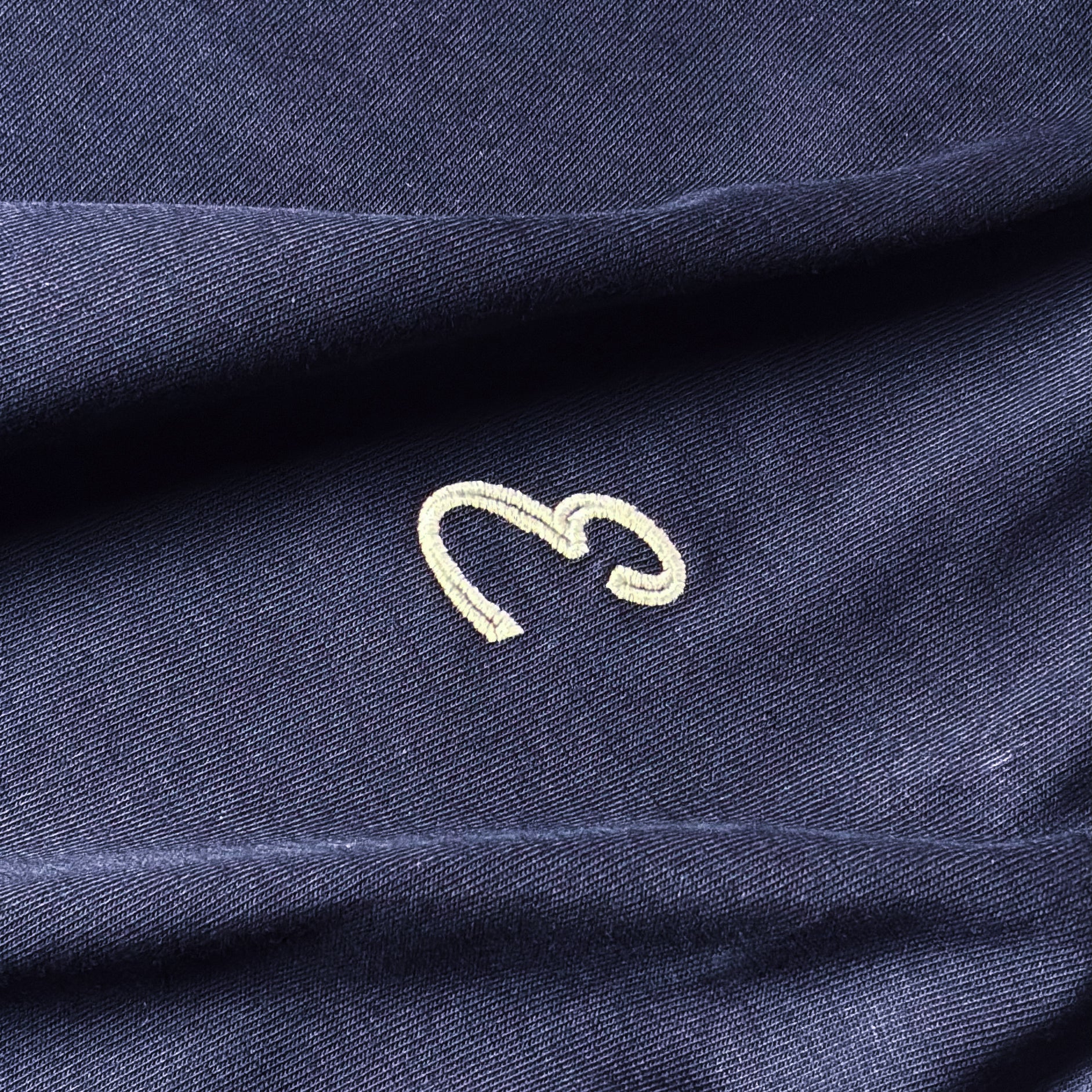 T-shirt crop blu navy con cuciture a contrasto