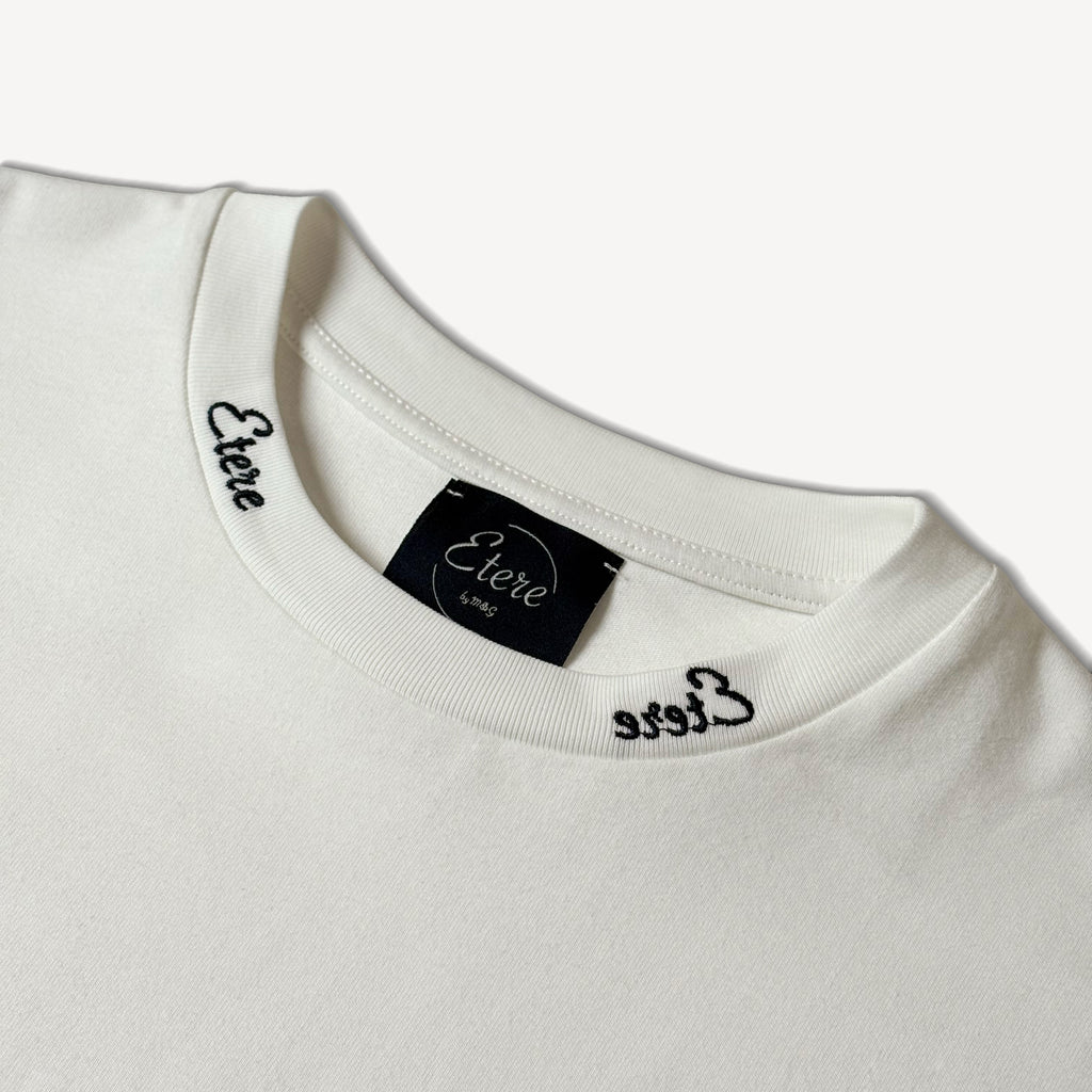 T-shirt crop bianca con cuciture a contrasto