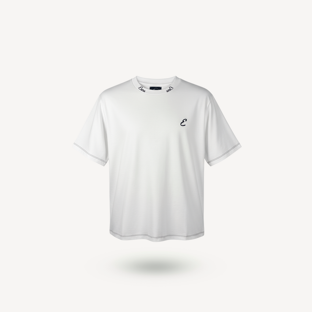 T-shirt crop bianca con cuciture a contrasto