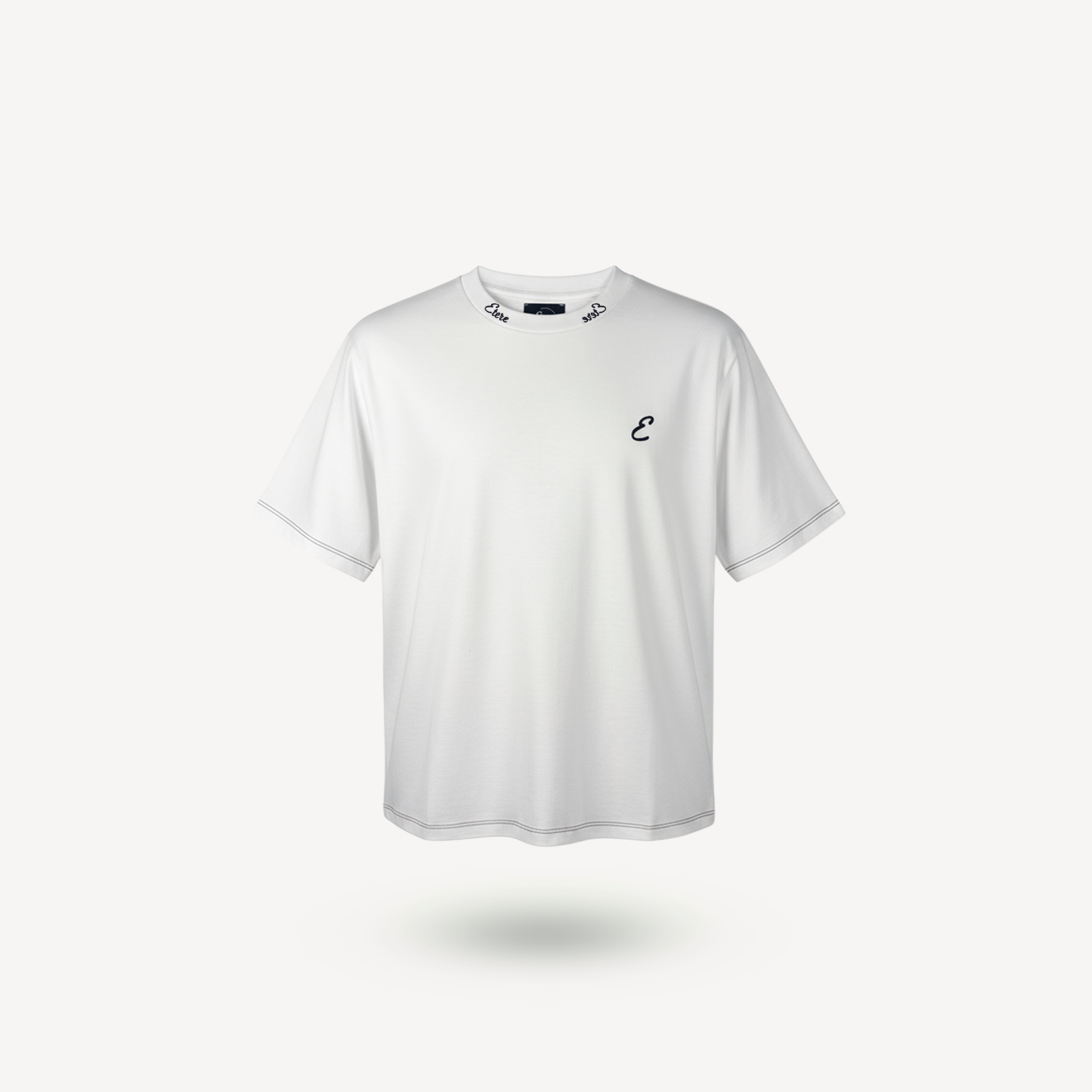 T-shirt crop bianca con cuciture a contrasto